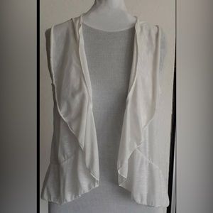 Studio Y sleeveless  white cardigan with ruffled front. Size : Large.